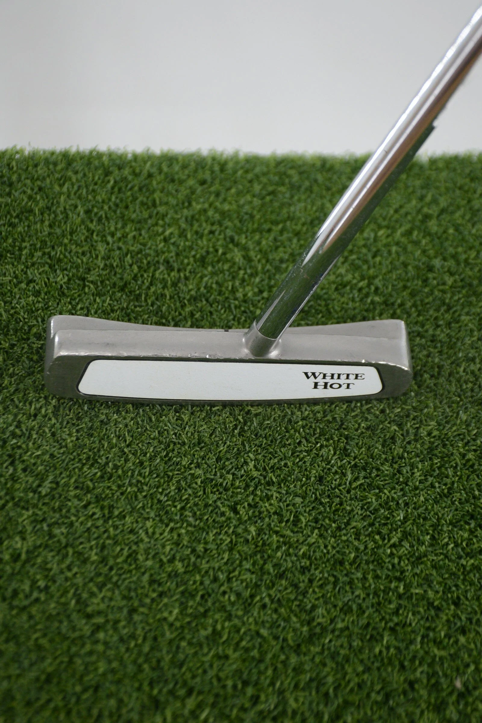 Odyssey White Hot 2 Center Shaft Putter 33.5" - Image 4