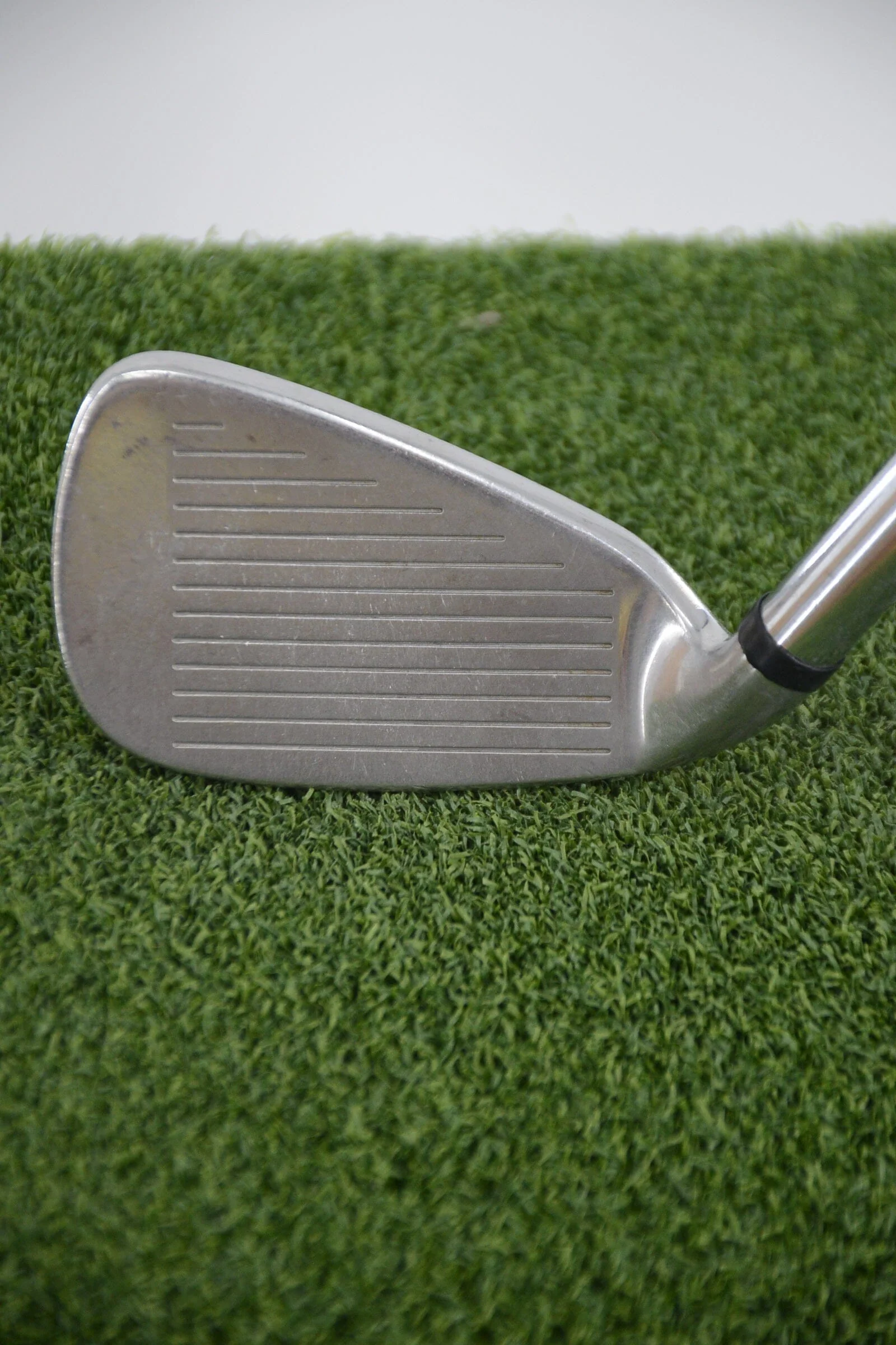 Wilson Deep Red 6 Iron R Flex 37.5" - Image 3